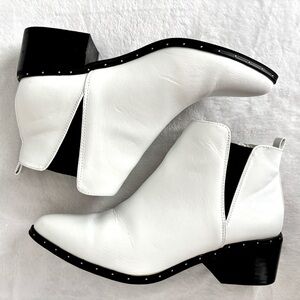 BAR III Gabby Faux Leather White Ankle Booties--EUC--6.5